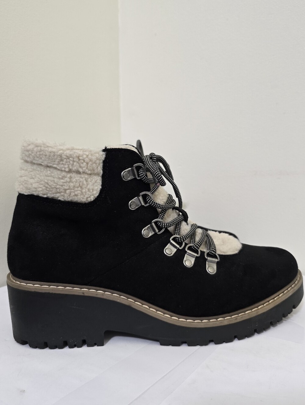 WHITE MOUNTAIN cliffs size 10 Faux Suede Sherpa Trim Lace Up Wedge Boots Black